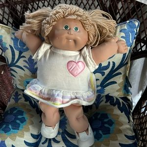 Vintage 1985 Cabbage Patch Doll Brown Hair Green Eyes; Original Outfit!